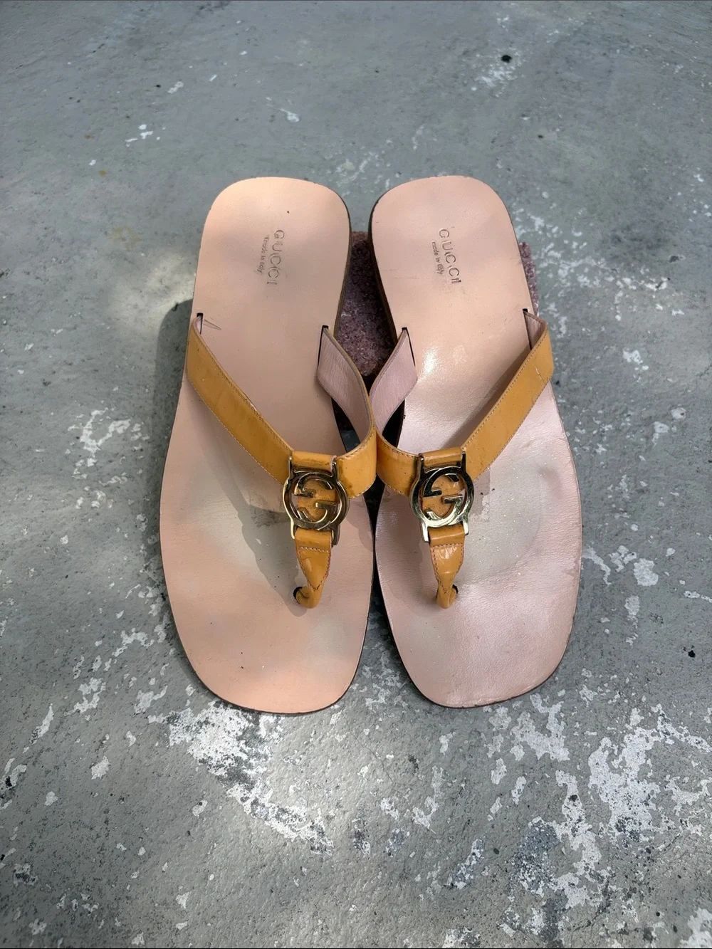 Gucci double G pattern leather thong sandals